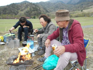 焚き火台で調理開始
