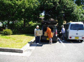 買い出しから帰って来た女性陣