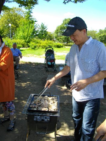 豚肉を炒めます