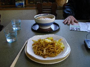 遅い昼食タイムは焼きそば