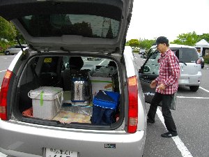 荷物を運び出すＪＶＶさん