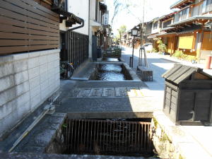 瀬戸川と白壁土蔵の町並み