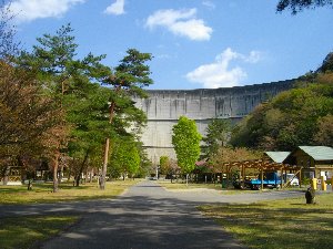 ダムの下のキャンプサイト