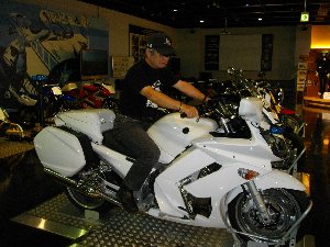 ＸＪＲの白バイに跨がる