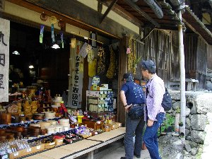 お土産の丸田屋で買い出し