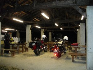 バイクは炊事場へ