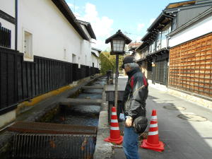 白壁土蔵と瀬戸川