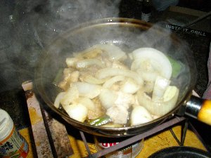 鶏肉を玉ねぎとピーマンで炒めます