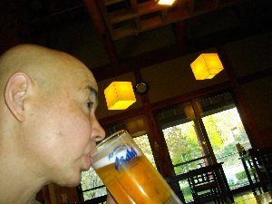 入浴後は館内のレストランで生ビール