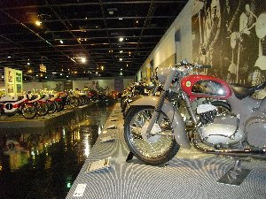 二階ショールームには往年の名車が並ぶ