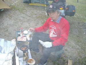 野宴を楽しむ石さん