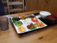 色とりどりの食材定食です。