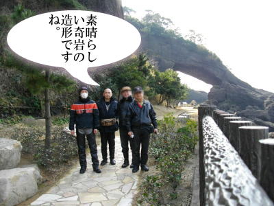 呼鳥門をバックに記念撮影「あれっ一人いないぞ」