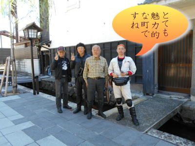 瀬戸川と白壁の土蔵をバックに撮影