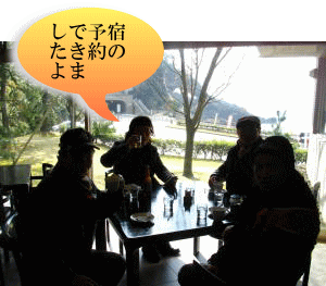 呼鳥門の土産物店でコーヒータイム