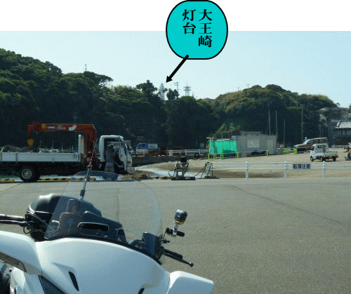 波切漁港から灯台を見る