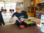 ざる蕎麦を食べる石さん
