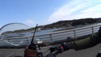 浦村の入江を走る
