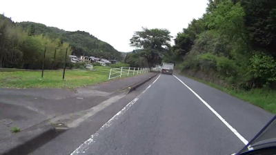 田畑が続く道