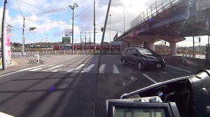 目の前を名鉄電車が通る