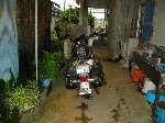 ハーレーｔａｋａさんは玄関前の屋根の下へ停める