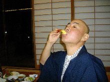 伊勢エビの天ぷらを食べる私メ