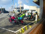 喫茶店の窓越しに見る