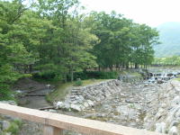 場内を流れる川