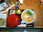 比内地鶏親子丼とラーメンセットは１．９４４円
