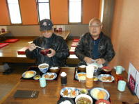 食事をする石さんと源さん