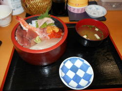 三色海鮮丼