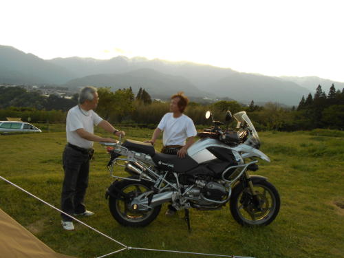 駒ヶ岳をバックにバイク談義