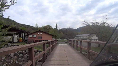 林間サイトから管理棟への橋