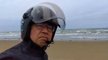日本海をバックに