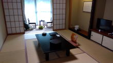 部屋へ入ると湿気臭い感じがした