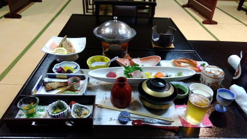 料理は品数豊富で旨い