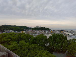 師崎の漁港方面