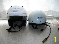 二つのヘルメットを補修する