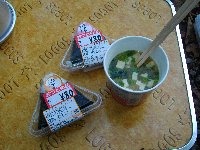 翌日の朝食はおにぎりと味噌汁