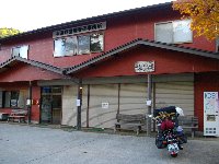 管理棟で休憩