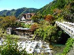 対岸に建物がある