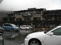 雨に煙るバスターミナル