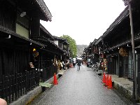 古い町並みに雨が降る