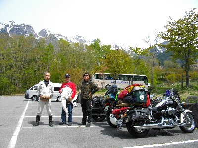 鍋平駐車場で記念撮影