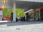 平湯キャンプ場近くで給油