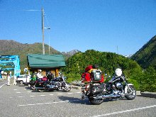 ゴリラ対面の駐車場