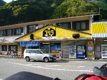 ビールを売っているゴリラ