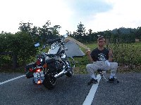 バイクを眺めてビールを
