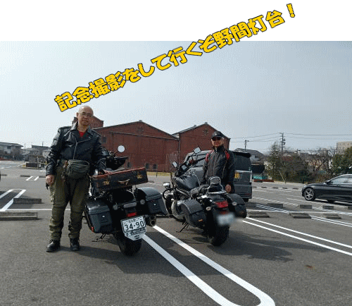 赤レンガ建物とともに記念撮影