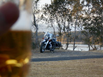 バイクを眺めてビール